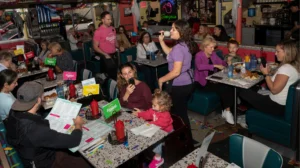 At Ellen’s Stardust Diner, Singing Servers Pair Show Tunes With Times Square Service