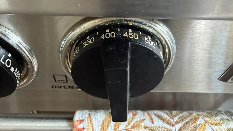 Oven temperature knob turned to 450 F
