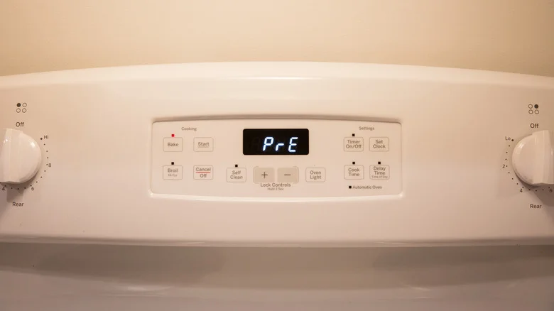 oven display showing preheat symbol