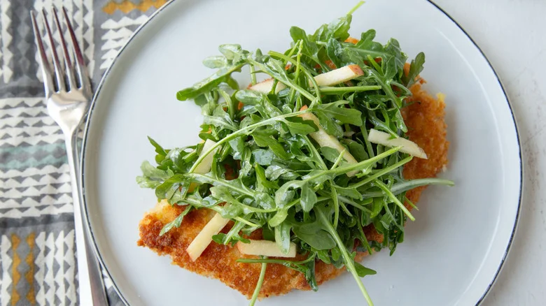 breaded chicken with arugula and apple