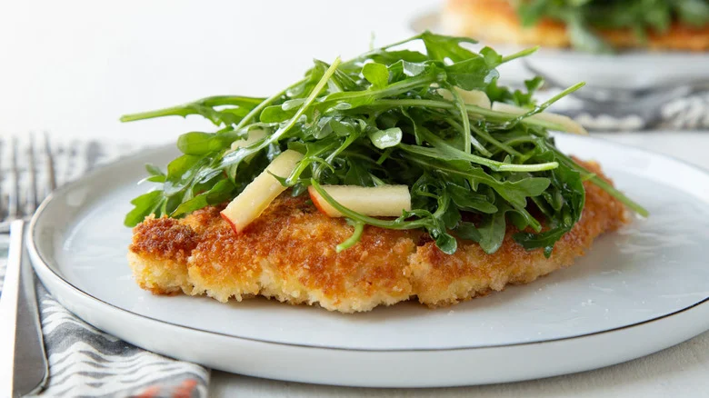 breaded chicken with arugula and apple