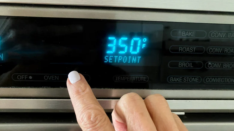 finger setting oven temperature