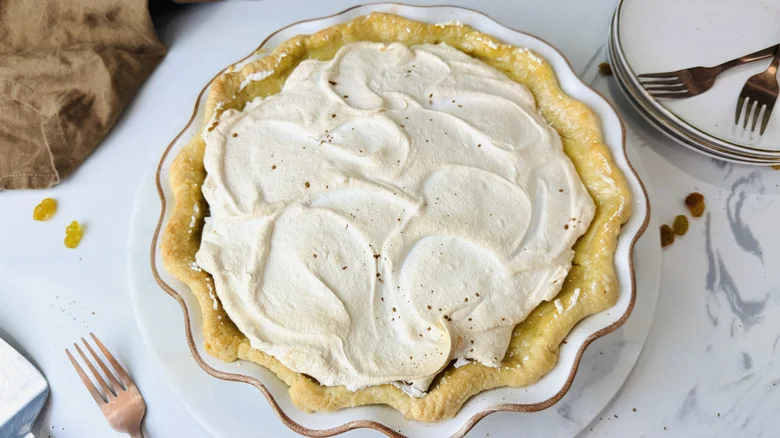 Sour cream raisin pie before serving